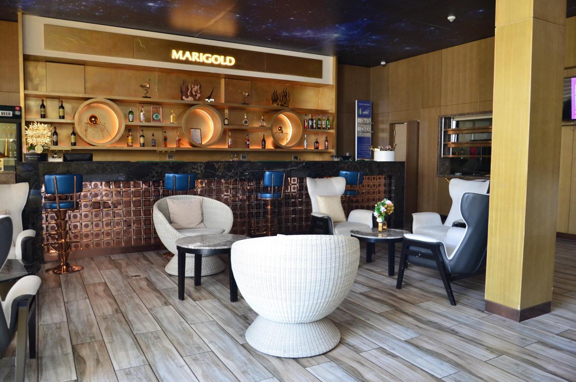 Marigold Hotel & Restaurants Виндхук Экстерьер фото