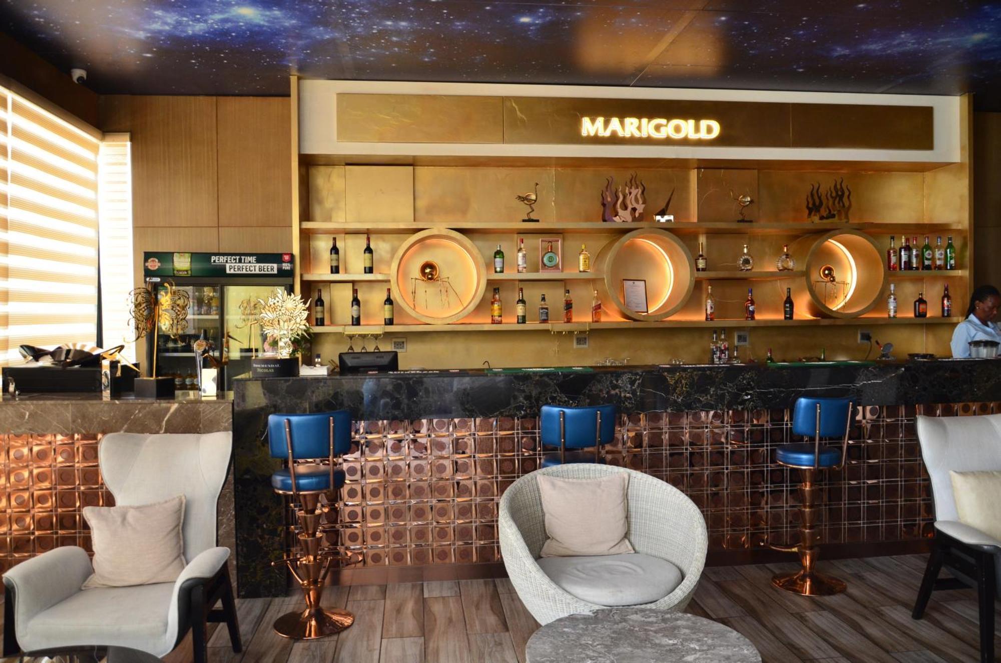 Marigold Hotel & Restaurants Виндхук Экстерьер фото