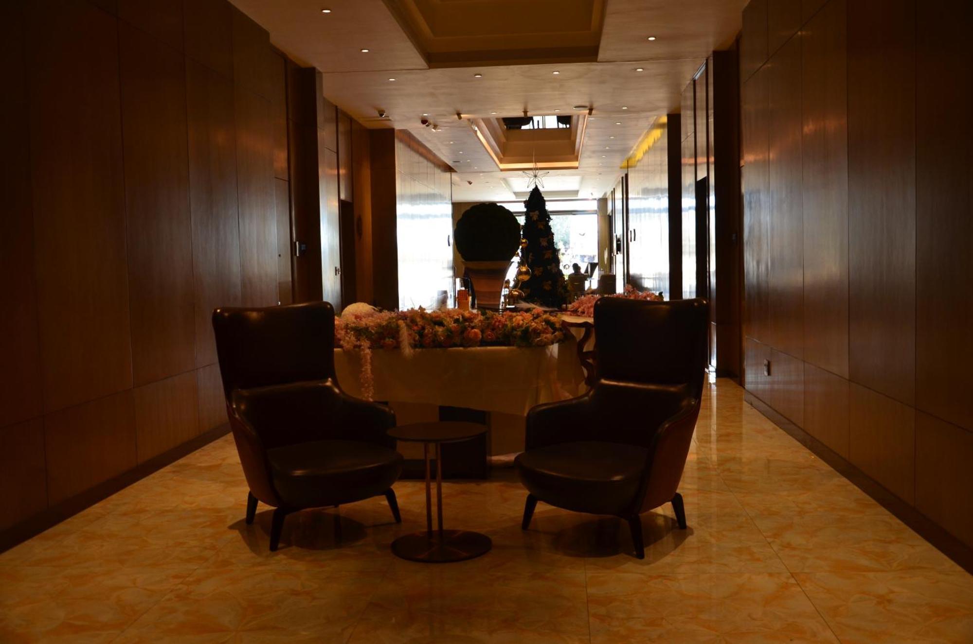 Marigold Hotel & Restaurants Виндхук Экстерьер фото